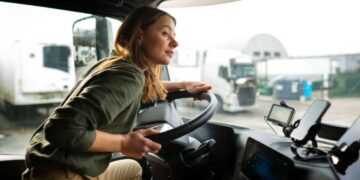 Водити автобуси та вантажівки навчатимуть жінок в Україні |  |