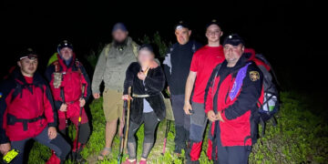 Втратили орієнтування: прикарпатські рятувальники розшукали подружжя туристів в горах (ФОТОФАКТ)
