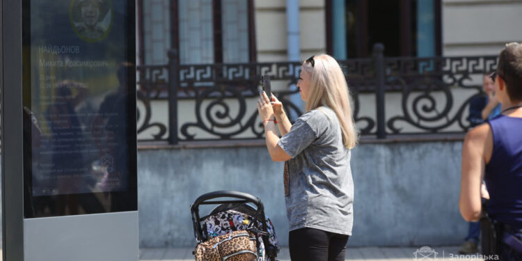 Біля будівлі Запорізької міської ради запрацював цифровий меморіал у пам’ять про загиблих захисників – фото та відео | Новости Запорожья