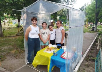 Дитячий блокпост: у Рівному діти за донат пригощають перехожих смаколиками (ФОТО)
