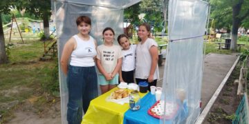 Дитячий блокпост: у Рівному діти за донат пригощають перехожих смаколиками (ФОТО)