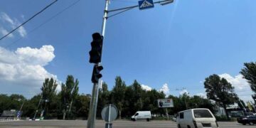 Дніпро встановлює нові світлофори для безпечного руху |  |