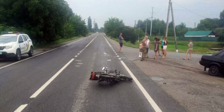 Електровелосипед втрапив під колеса авто: кермувальницю госпіталізували до лікарні —Хмельнитчина