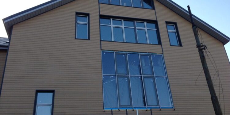 Фасадная доска из ДПК: особенности применения и преимущества