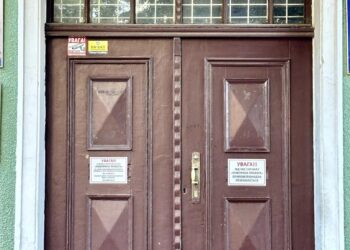Фотограф у Рівному зазнімкував десятки історичних дверей