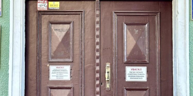 Фотограф у Рівному зазнімкував десятки історичних дверей