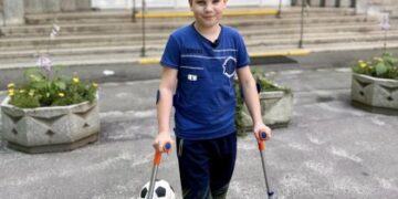 Хлопчика, який втратив ногу через обстріл, виходили львівські лікарі