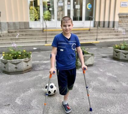 Хлопчика, який втратив ногу через обстріл, виходили львівські лікарі