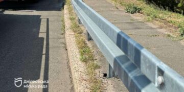 Колесовідбійний брус встановлюють на Кайдацькому мосту у Дніпрі |  |