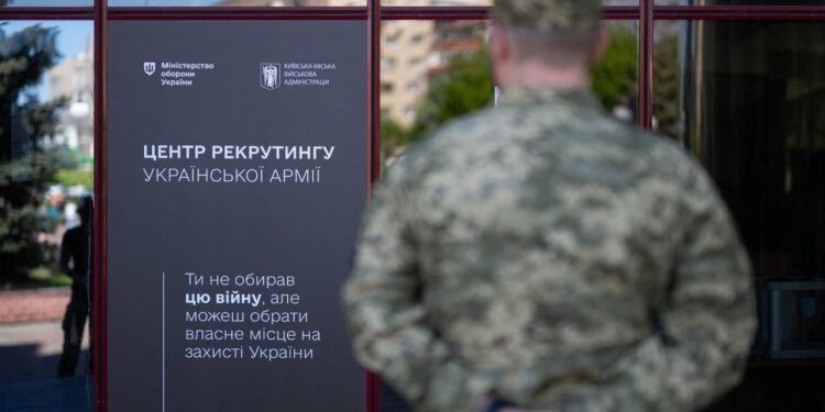 Консультують працівники ЦНАПу, які не видають повістки: як в Івано-Франківську функціонує центр рекрутингу української армії