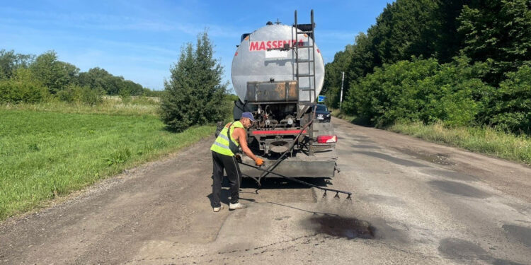 Ліквідовують аварійну ямковість: на Івано-Франківщині ремонтують дороги державного значення (ФОТО)