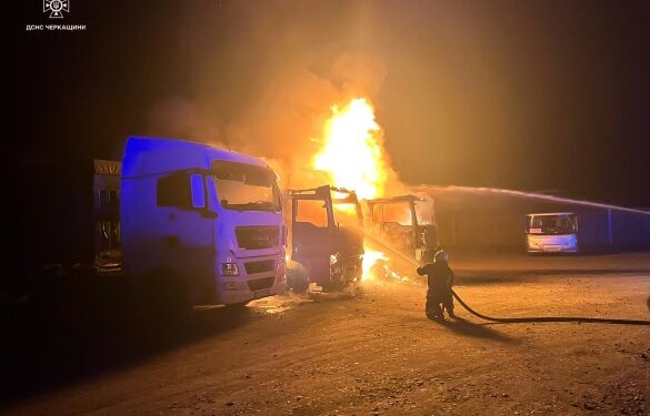 На Черкащині горіли вантажівки та причіп