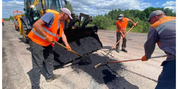 На держдорогах Житомирщини взялись за ліквідацію вибоїн | Журнал Житомира