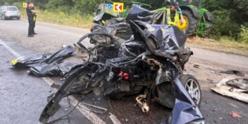 На Хмельниччині слідчі встановлюють обставини ДТП, у якій загинуло двоє осіб —Хмельнитчина