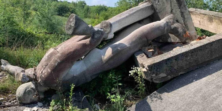 На Прикарпатті демонтували пам’ятник радянському солдату