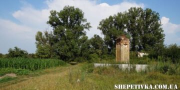 На Шепетівщині невідомі викинули камінний хрест “як непотріб” —Хмельнитчина