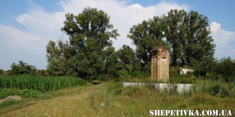 На Шепетівщині невідомі викинули камінний хрест “як непотріб” —Хмельнитчина