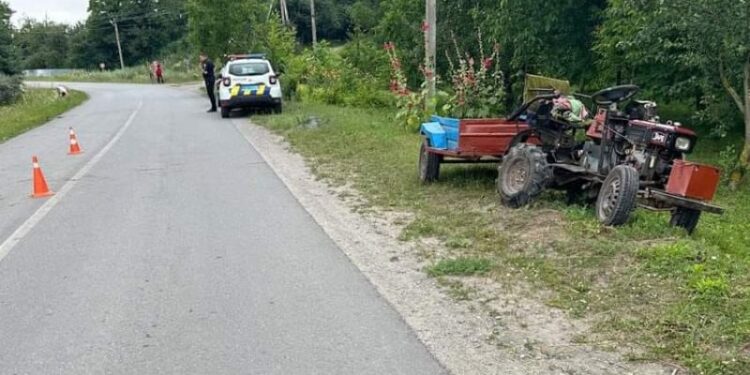 На Шепетівщині перекинувся мотоблок: водій у важкому стані в лікарні —Хмельнитчина