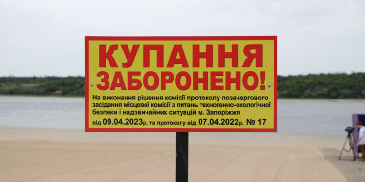 На запорізькому пляжі демонтували аварійні навіси – деталі | Новости Запорожья