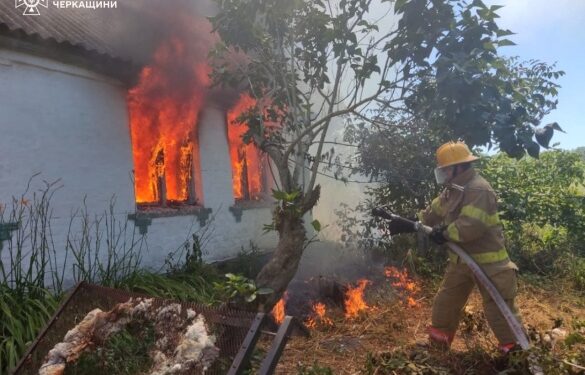 На Звенигородщині горіли два будинки