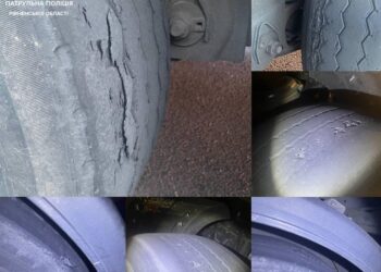 Після смертельної ДТП, де загинули 14 людей, патрульні перевіряють шини вантажівок