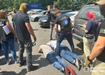 Поліцейські затримали групу людей за підозрою у виробленні фіктивних меддовідок