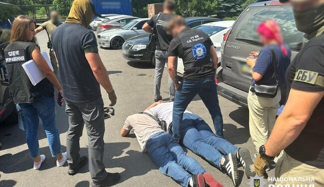 Поліцейські затримали групу людей за підозрою у виробленні фіктивних меддовідок