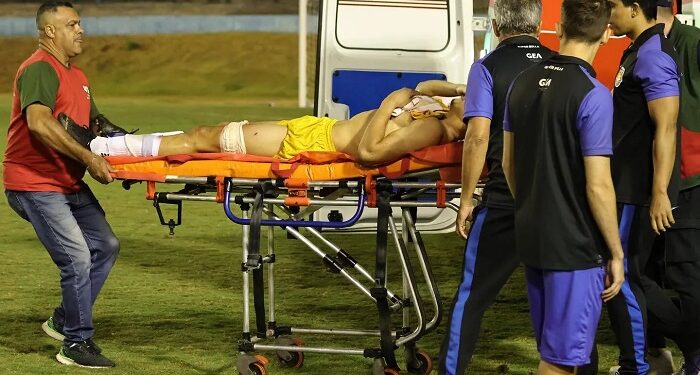 Полицейский ранил вратаря на футбольном поле