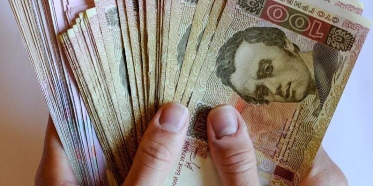 Працівниця ломбарду “вішала” на клієнтів кредити, а кошти привласнювала —Хмельнитчина