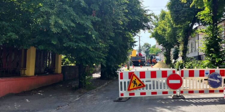 Провалля утворилось на вулиці Пирогова у Тернополі – рух перекрито