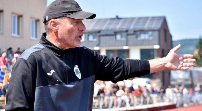 Тренер Хуста: На цю секунду клуб у невизначеності