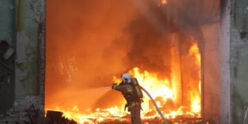 У Миколаєві вогнеборці ліквідували масштабну пожежу на об’єкті » Миколаївський Оглядач