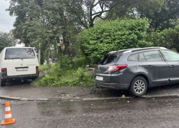 У Рівному зіткнулися «бус» та легковик (ФОТОФАКТ)