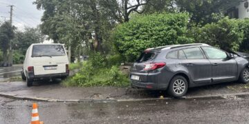 У Рівному зіткнулися «бус» та легковик (ФОТОФАКТ)