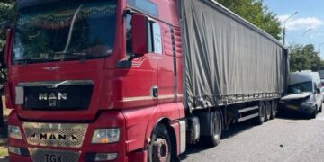 У Смілі мікроавтобус в’їхав у вантажівку: п’ять осіб постраждали (ФОТО)