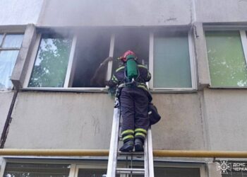 У Смілі сталася пожежа у багатоповерхівці: рятували жінку з малолітньою дитиною 
