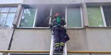 У Смілі сталася пожежа у багатоповерхівці: рятували жінку з малолітньою дитиною 