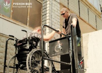 У Запоріжжі встановили підйомник у будинку, де мешкає ветеран з ампутацією – гроші зібрали небайдужі люди | Новости Запорожья