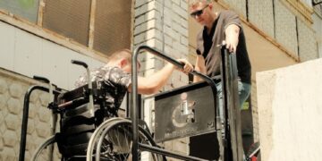 У Запоріжжі встановили підйомник у будинку, де мешкає ветеран з ампутацією – гроші зібрали небайдужі люди | Новости Запорожья