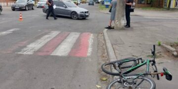 В Умані велосипедист в’їхав у авто 