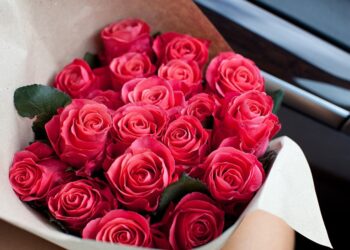 Які квіти подарувати дівчині на ювілей