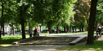 Встановлення ліхтарів у сквері на Троєщині у 5 разів дорожче від їх ринкової ціни | Новини Київ