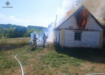 Через пожежі на відкритих територіях горіли надвірна споруда та вагончик — Новости Черкасс