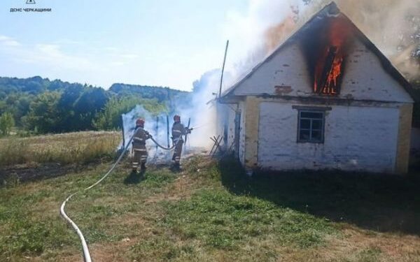 Через пожежі на відкритих територіях горіли надвірна споруда та вагончик — Новости Черкасс