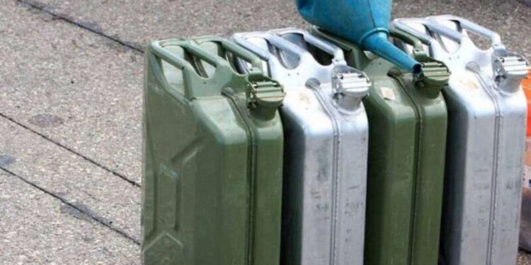 Чому небезпечно зберігати бензин у каністрі? |  |