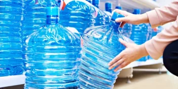 Безопасна ли вода в бутылях 19 литров?