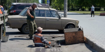 Колесо від авто викинули в каналізацію в Тернополі