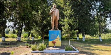 Леніна перевтілили в Шевченка: в селі на Житомирщині оригінально підійшли до декомунізації | Журнал Житомира