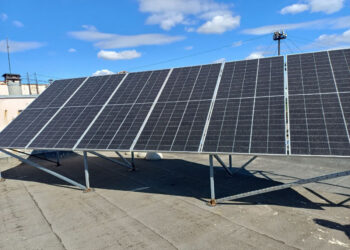 На даху багатоповерхівки в Хортицькому районі встановили сонячні панелі, фото – що розповідають мешканці будинку | Новости Запорожья