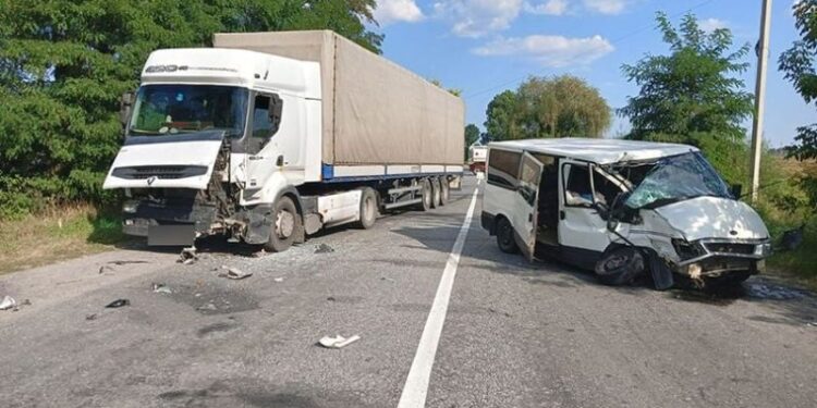 На Шепетівщині зіткнулась вантажівка з мікроавтобусом —Хмельнитчина